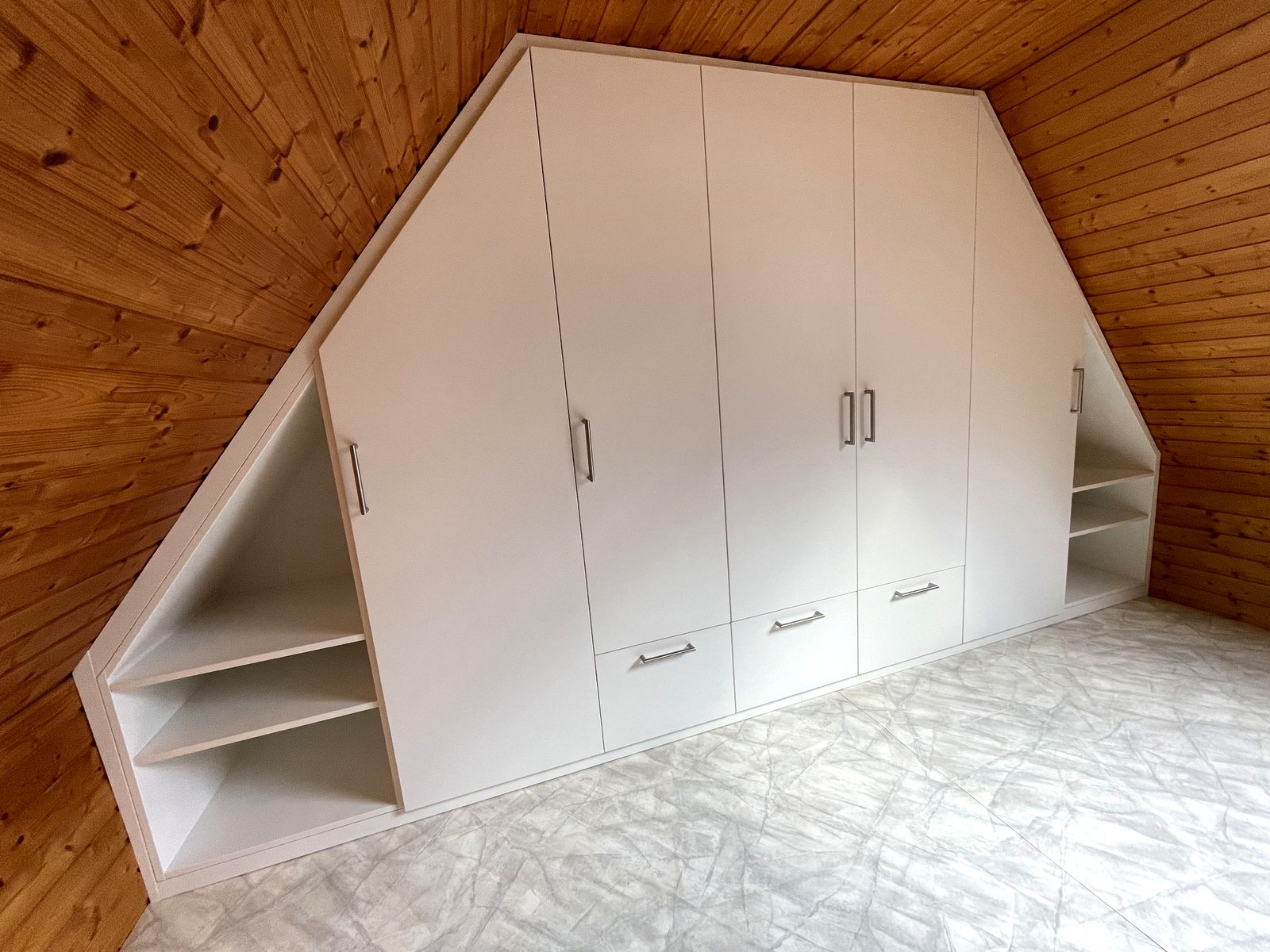 Einbauschrank nach Maß unter Dachschräge, weiß, mit offenen Regalfächern – Innenausbau Tischlerei Nicolas Beck Hannover