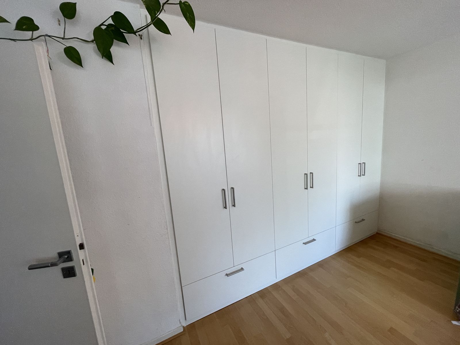 Einbauschrank nach Maß, weiß, über die gesamte Wandbreite – Innenausbau Tischlerei Nicolas Beck Hannover