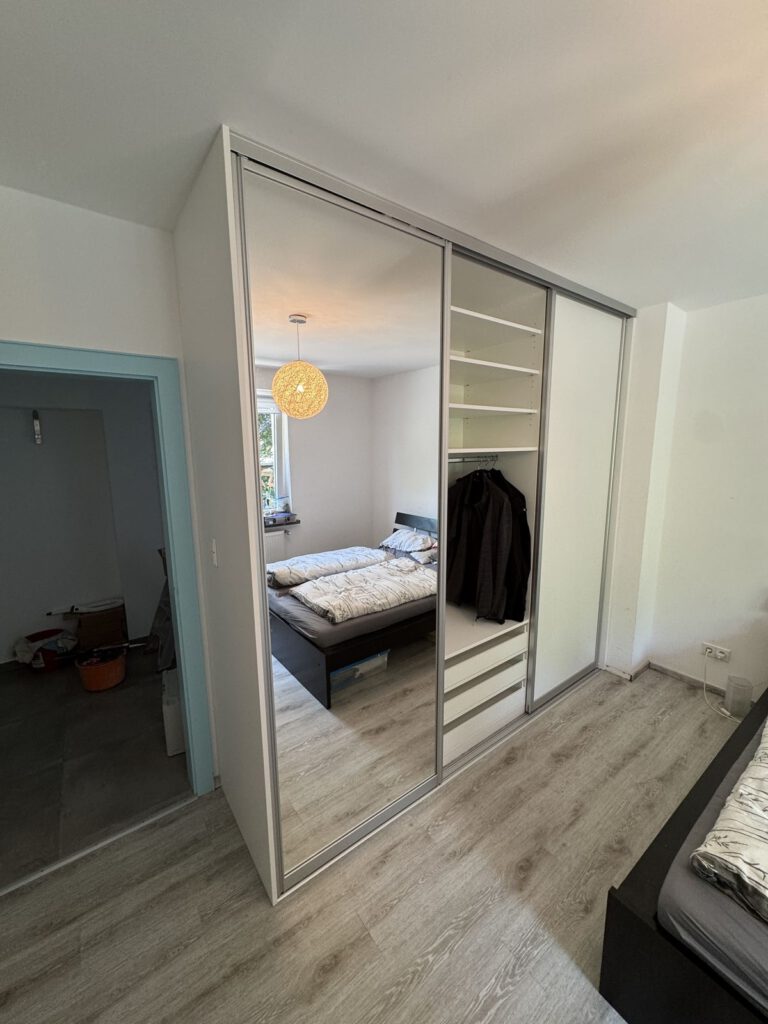 Maßgefertigter Einbauschrank mit Spiegeltüren von Tischlerei Nicolas Beck Hannover